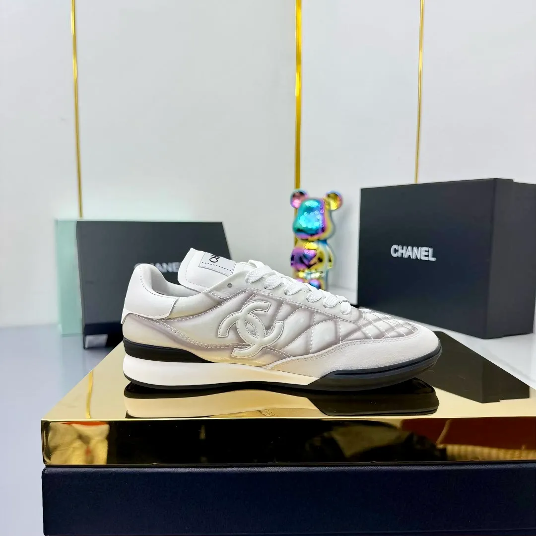 👟👟Ex-factory price 640👟👟 Top version Chanel Chanel - 2025 counter top casual sports shoes This sneaker is a classic design; the upper is electro-embroidered with a variety of techniques; the outsole is fashionable and sporty; it is unusual to incorporate a variety of color matching elements... The diversified mix and match is very beautiful and versatile, and can be used for leisure, fashion, sports and outdoor... ꫛꫀꪝ Go➫ Material: ❶The upper is made of: original cowhide ❷The inner lining is made of: original imported sheepskin ❸The outsole is based on: original TPU combination outsole Full set of boutique packaging for women 35–41 👉